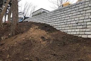 A high retaining wall built using white stone.